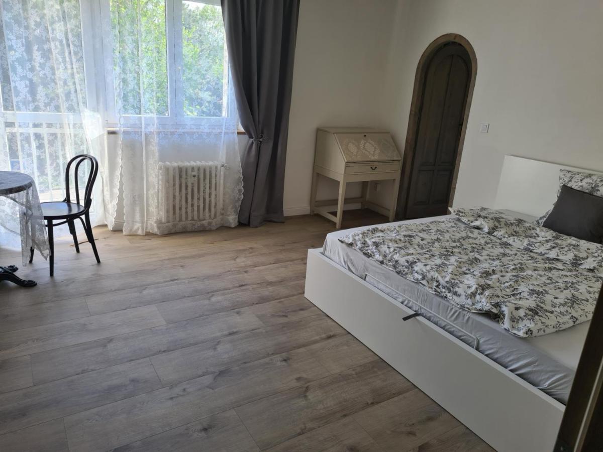 Airport Rooms Praag Buitenkant foto